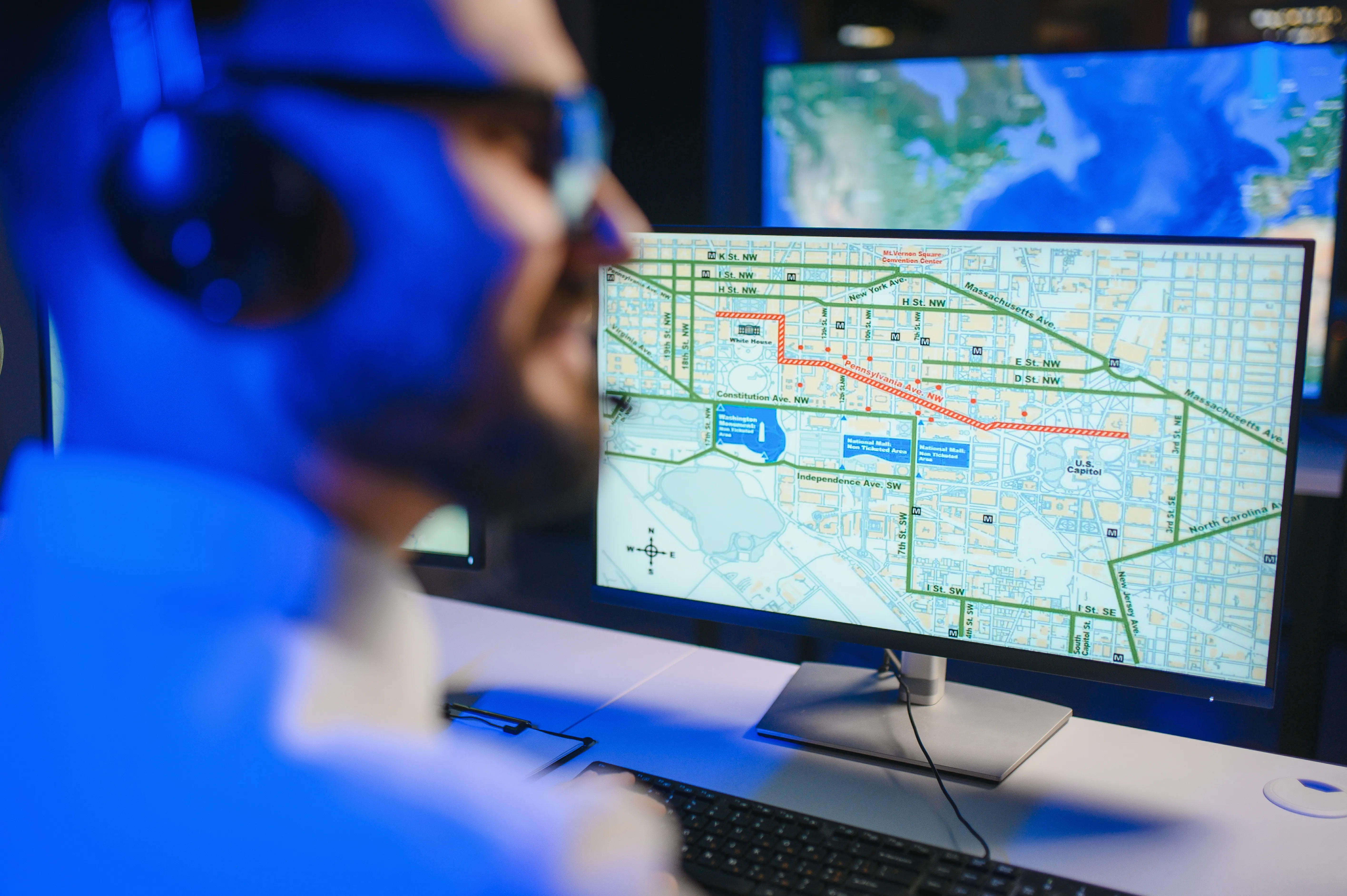 Monitoreando un transporte en particular, se ve la pantalla de un hombre que lo está haciendo